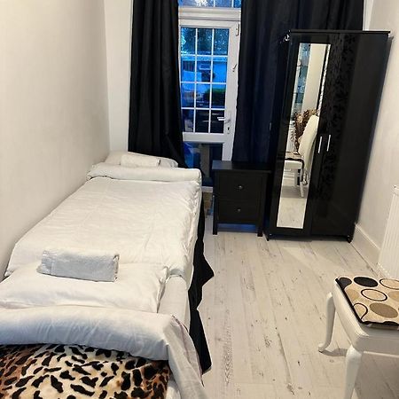 Happy Hours Home Stay London Exterior photo